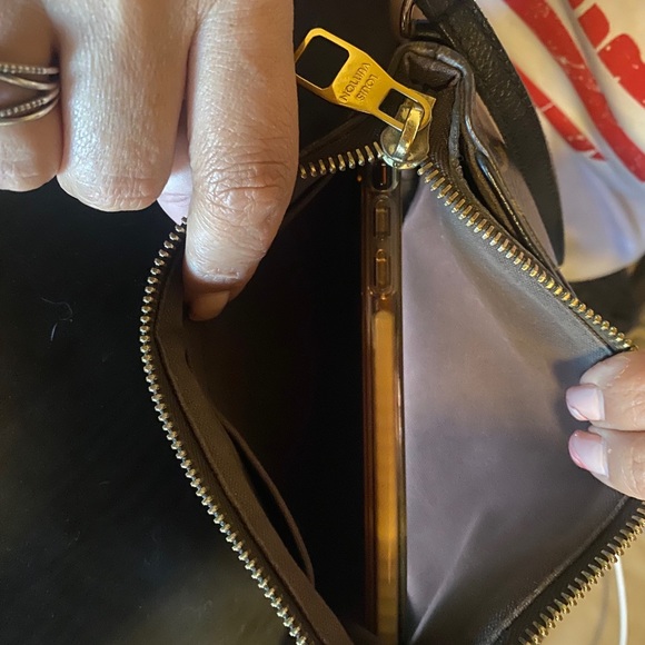 Louis Vuitton crossbody bag - Picture 6 of 8